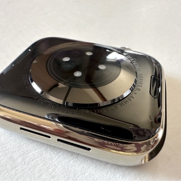 Apple iWatch Series 6 Gold Stainless Steel Case 44mm - Picture 13 of 15